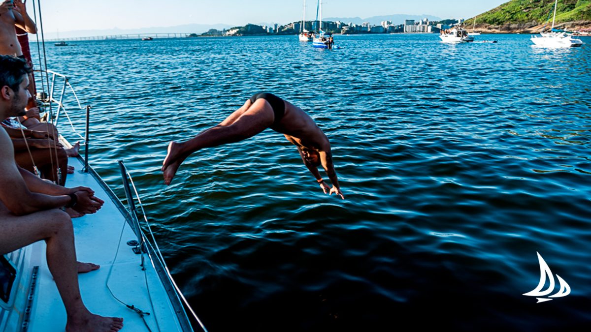 homem pulando do barco da ddrio no rio de janeiro