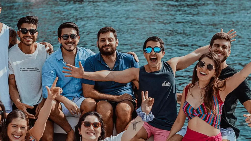 turma de amigos num passeio de barco no rj