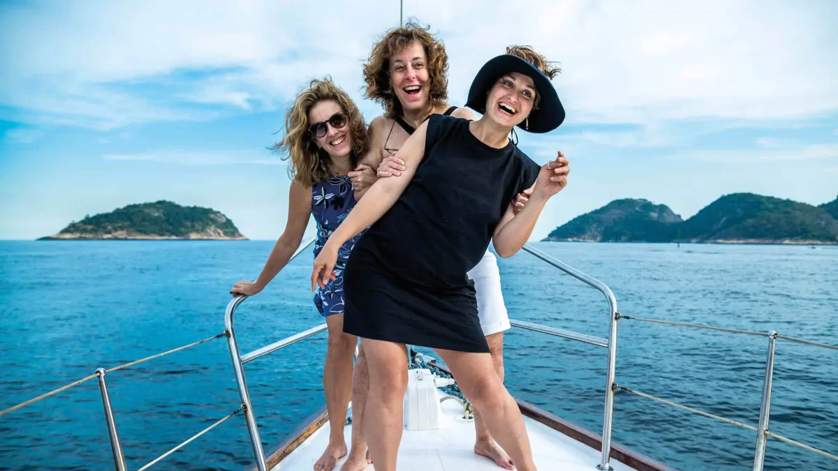 3-amigas-curtindo-passeio-de-barco-ddrio