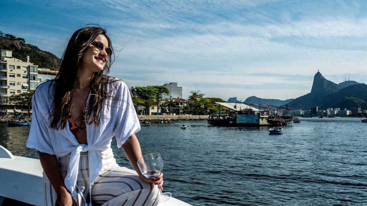 passeio-de-barco-ao-fundo-paisagem-cristo-redentor