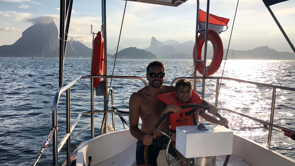 pai-e-filho-passeio-de-barco-ddrio