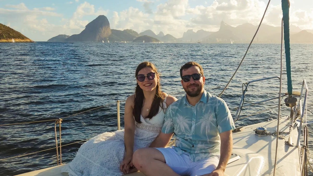 casal-velejando-no-rio-barco-ddrio