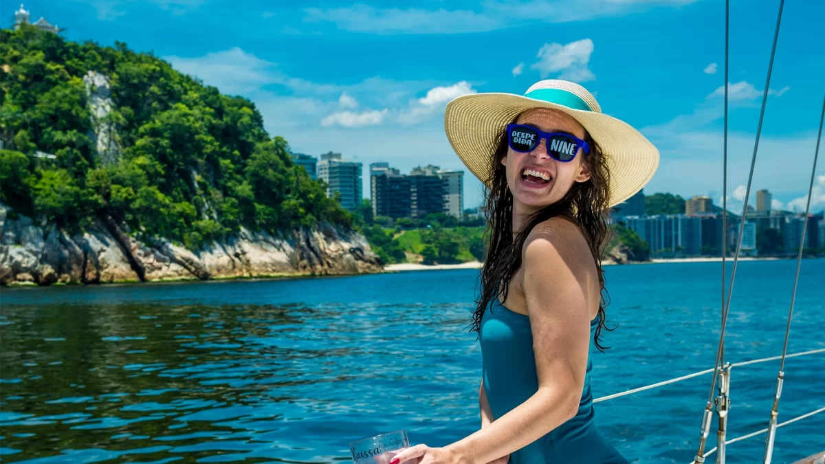 mulher-sorrindo-numa-despedida-de-soltira-da-ddrio