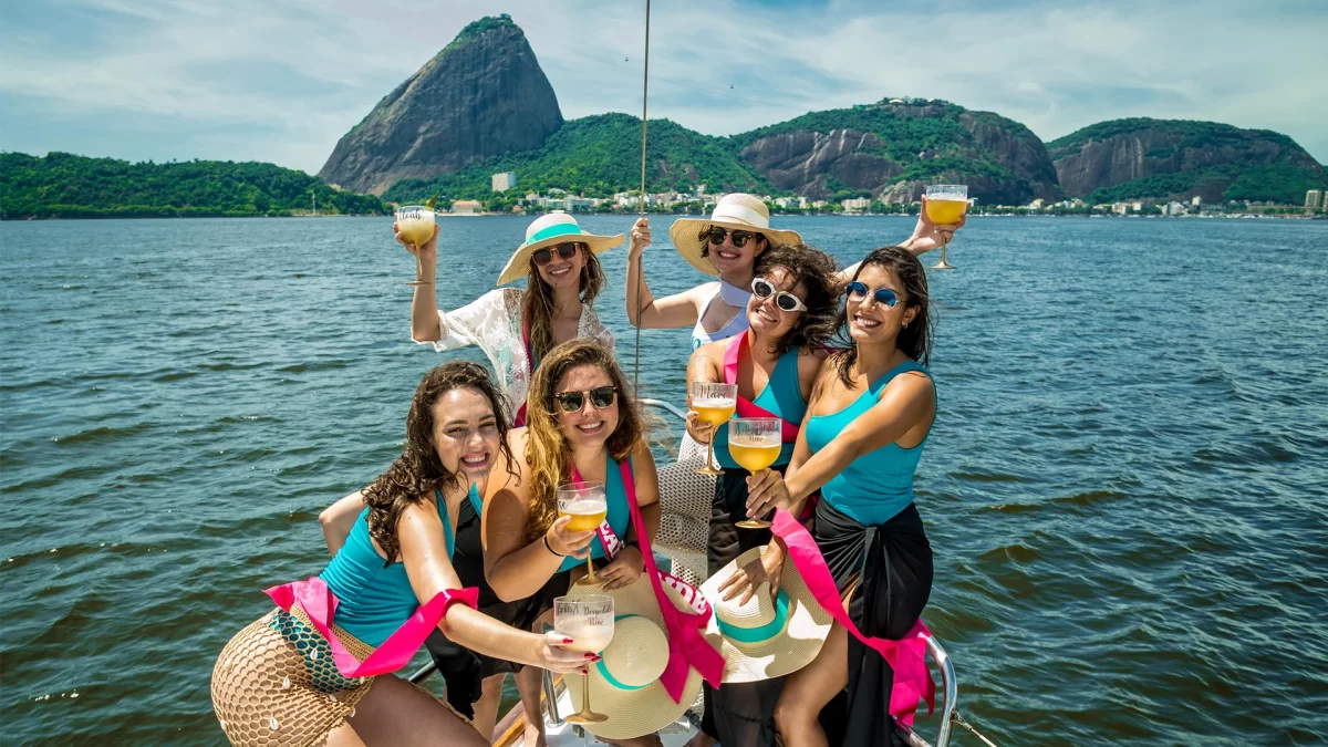 mulheres-curtindo-passeio-de-barco-da-ddrio