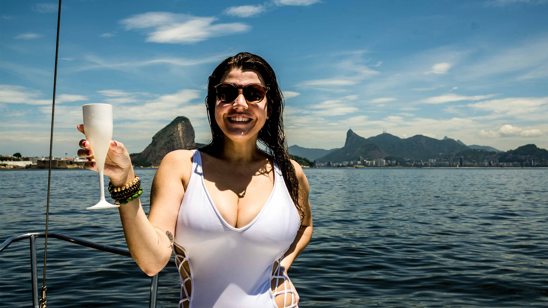 mulher-de-branco-curtindo-passeio-de-barco