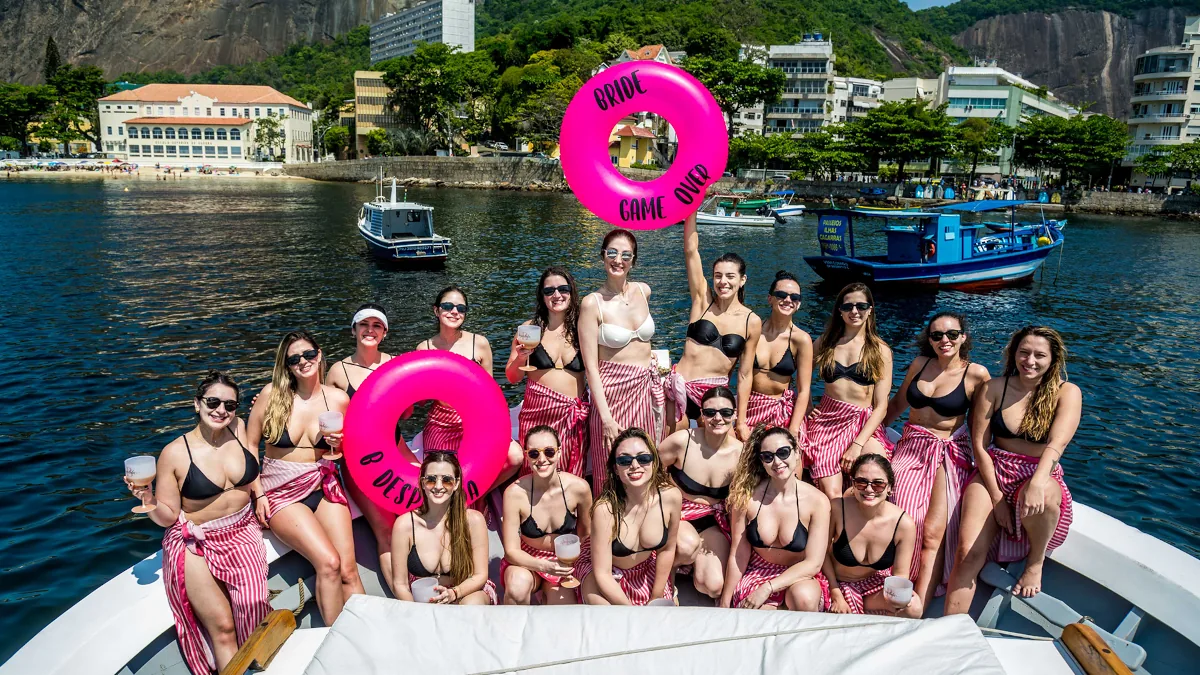Amigas curtin uma despedida de solteira